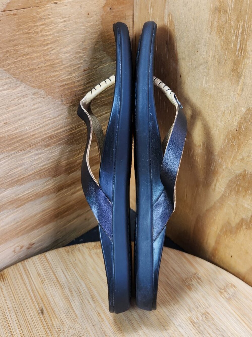 OluKai Ho'opio Womens Black Leather Thong Sandals Size 6 - Picture 7 of 9